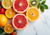 Assortiment de fruits citrus frais sur table blanche