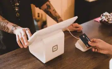 Comment le commerce électronique réinvente le secteur des affaires person holding white POS machine