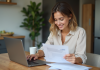 Rembourser prêts étudiants privés : conseils pour optimiser votre remboursement ! Jeune femme travaillant à la maison avec un ordinateur portable