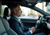 Inconvénients voiture autonome : impacts sur la conduite et sécurité Homme d'âge moyen dans une voiture autonome en conduite