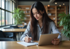 Comment choisir la meilleure tablette Samsung pour étudiants : critères et modèles recommandés Jeune femme étudiante utilisant une tablette dans un lounge moderne