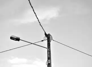 Comment choisir une entreprise de raccordement électrique à Aubagne ? grayscale photo of electric post