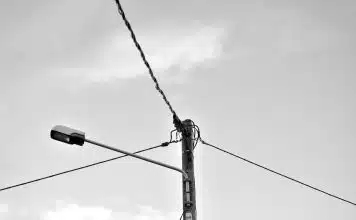 Comment choisir une entreprise de raccordement électrique à Aubagne ? grayscale photo of electric post