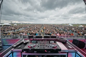 DJ professionnel sur scène devant une foule lors d'un festival dans le Pas-de-Calais