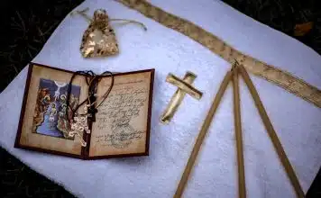 Quels sont les différents types de médailles de baptême et leurs symboles ?