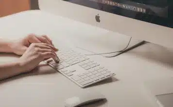 Écrit-on « eux-mêmes », « eux mêmes » ou « eux même » ? (conseil orthographe et conjugaison) person typing on Apple keyboard